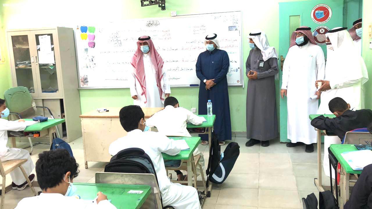 محافظ بيش يشارك أبناءه الطلاب فرحة العودة لمدارسهم