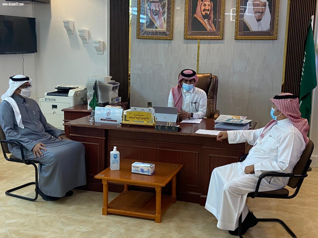 محافظ المجاردة يتابع عودة الطلاب لمقاعد الدراسة حضورياً