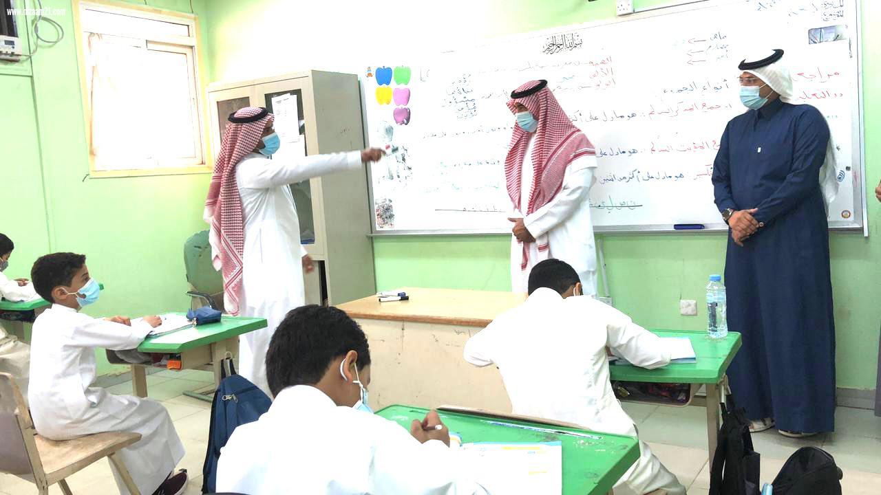 محافظ بيش يشارك أبناءه الطلاب فرحة العودة لمدارسهم