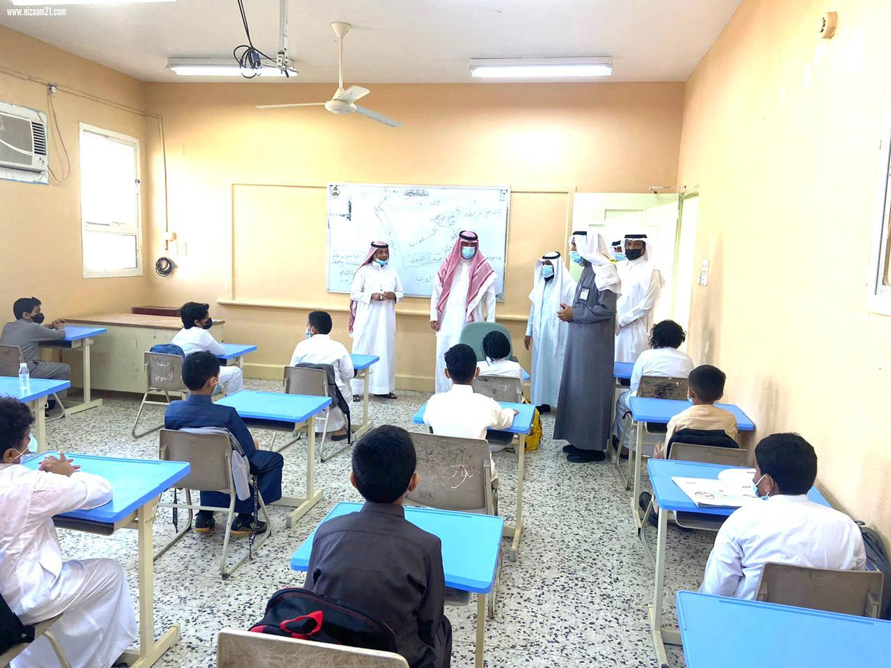 محافظ بيش يشارك أبناءه الطلاب فرحة العودة لمدارسهم