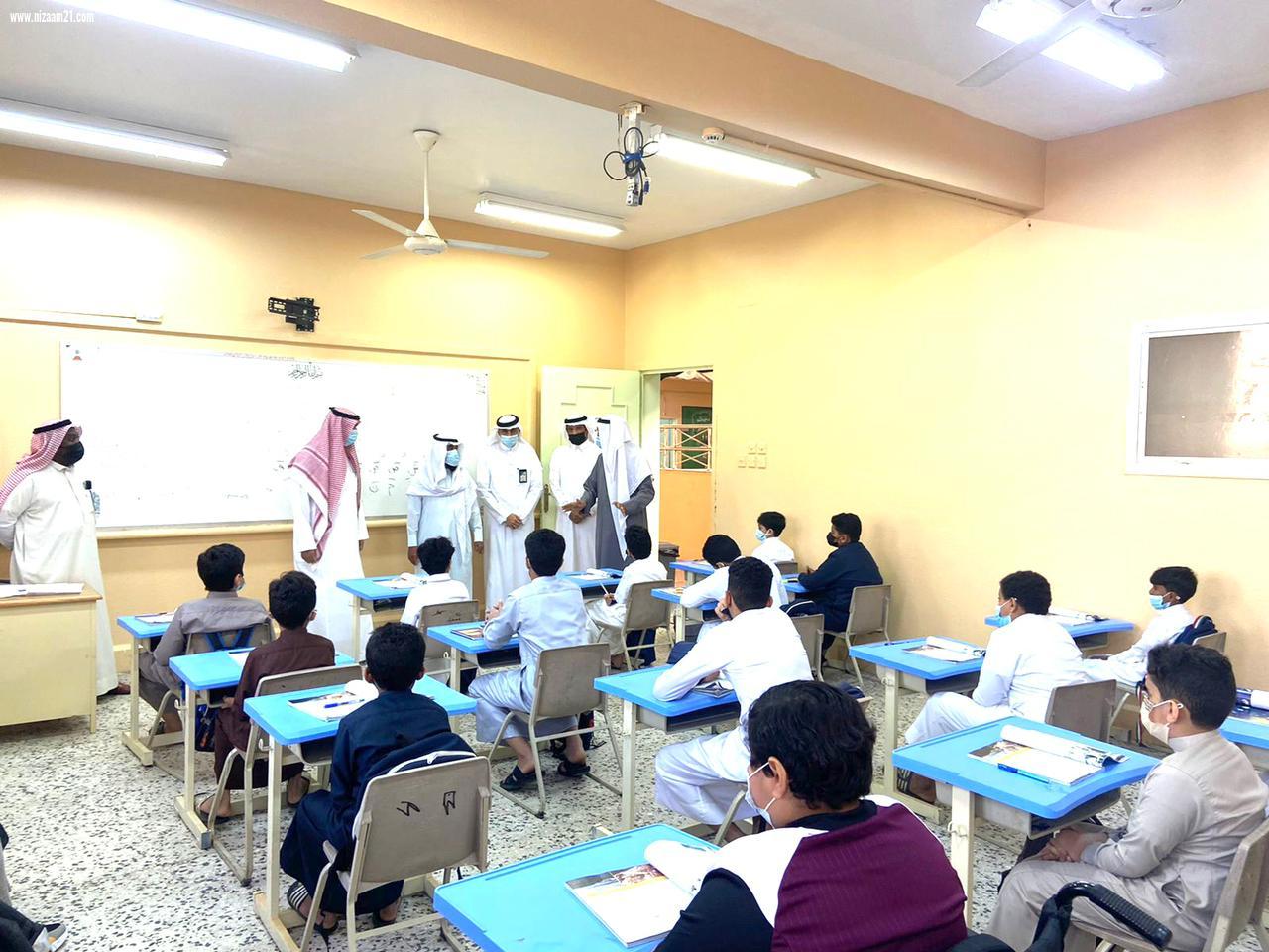 محافظ بيش يشارك أبناءه الطلاب فرحة العودة لمدارسهم