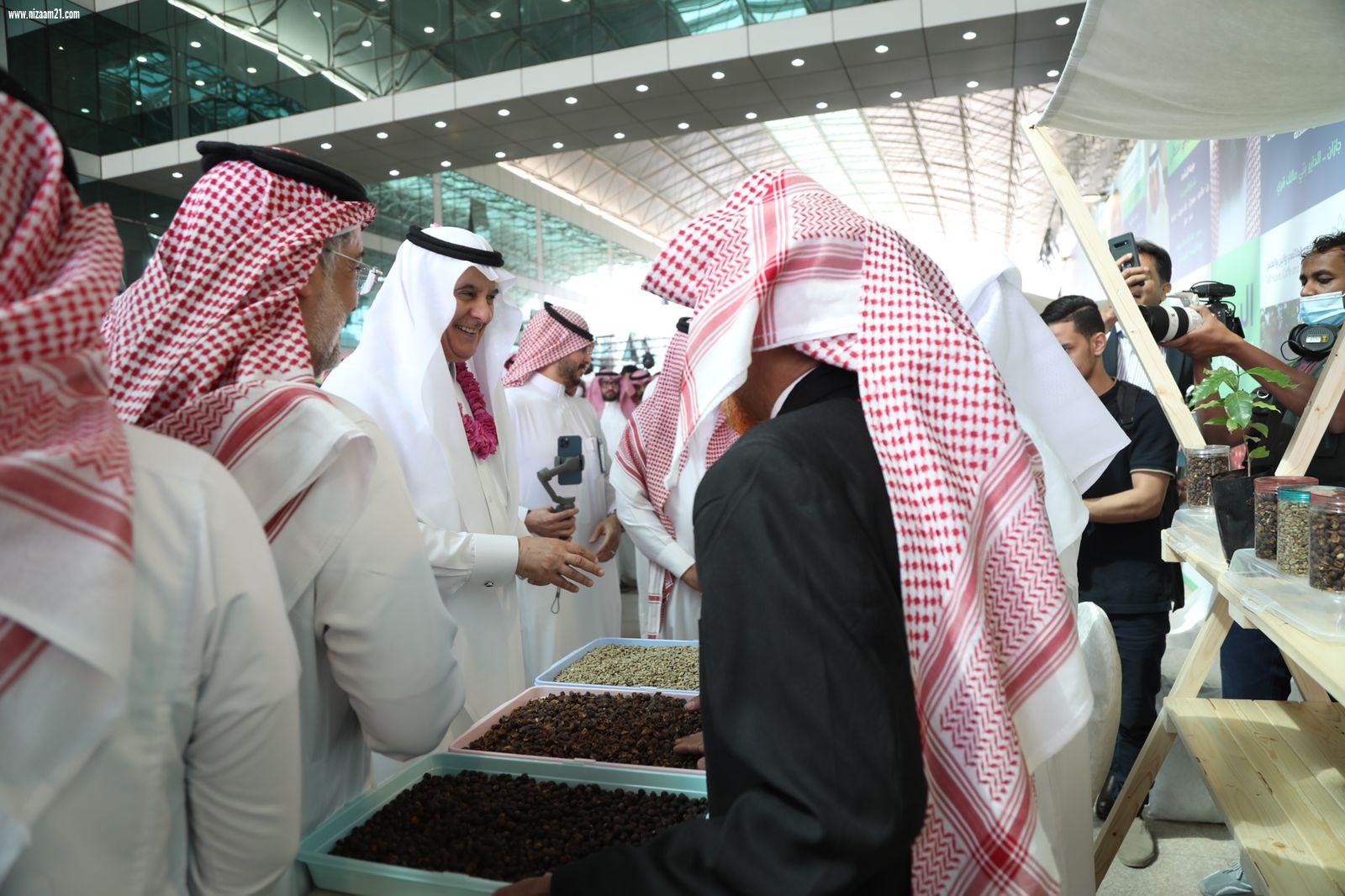 الفضلي يفتتح مهرجان الورد الطائفي والبن والعسل بمقر الوزارة بالرياض