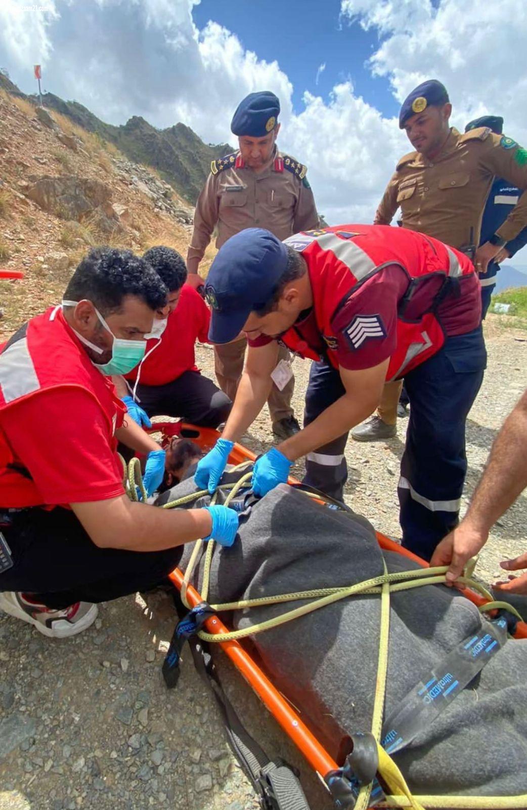 مدني قلوة يباشر سقوط مركبة في طريق الملك خالد