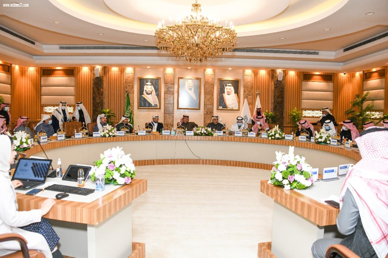 وزير الشؤون البلدية والقروية والاسكان وأمين الشرقية يناقشان خطط وأعمال الأمانة في تنفيذ استراتيجية التحول 