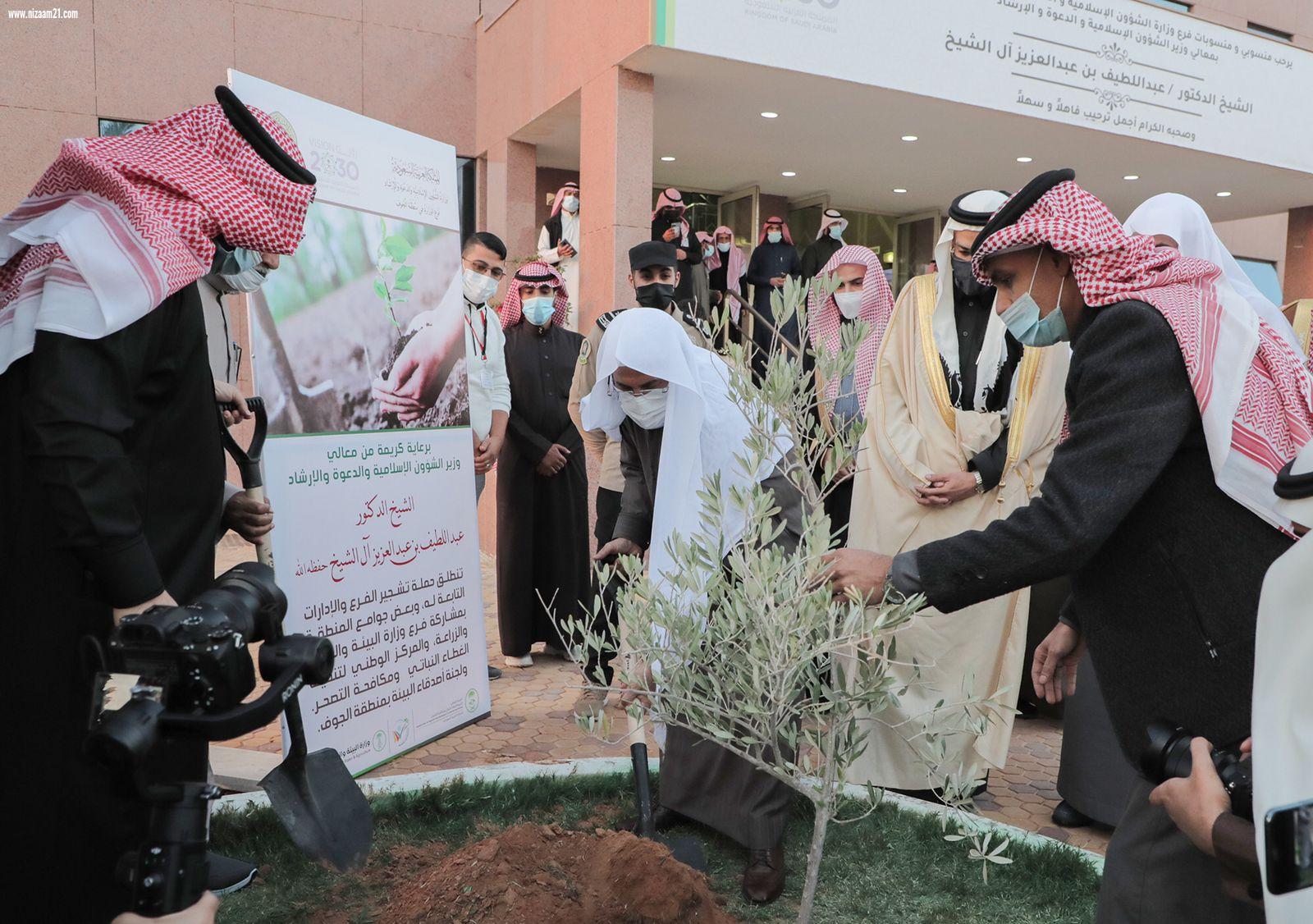 خلال تفقّده للفرع وتدشينه حملة التشجير وشعار كلنا وطن التطوعي ولقائه منسوبيه    وزير الشؤون الإسلامية لمنسوبي فرع الجوف ليس أعظم شرف من خدمة المساجد والدعوة إلى الله فشدّوا حيلكم    