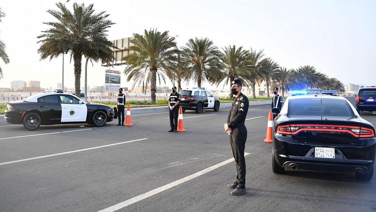 القبض على مواطنين ومقيم يمني افتعلا حادث ونشروه على التواصل