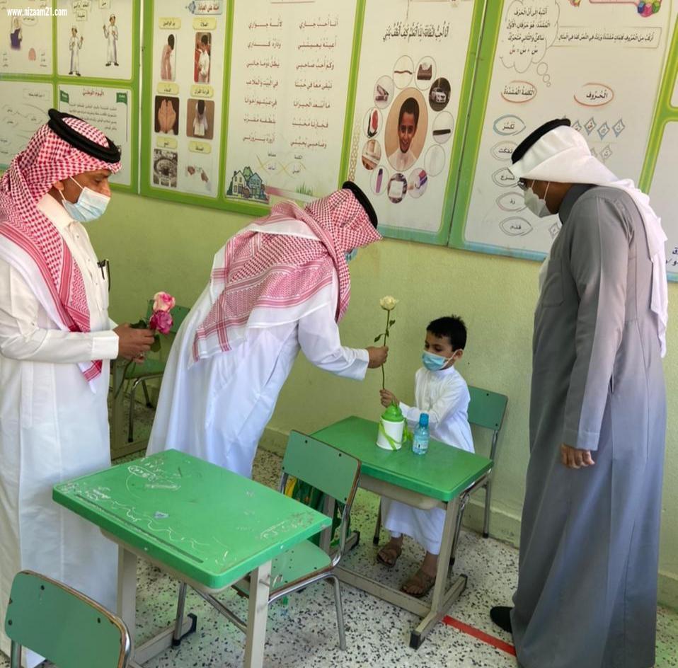محافظ المجاردة يتابع عودة الطلاب لمقاعد الدراسة حضورياً