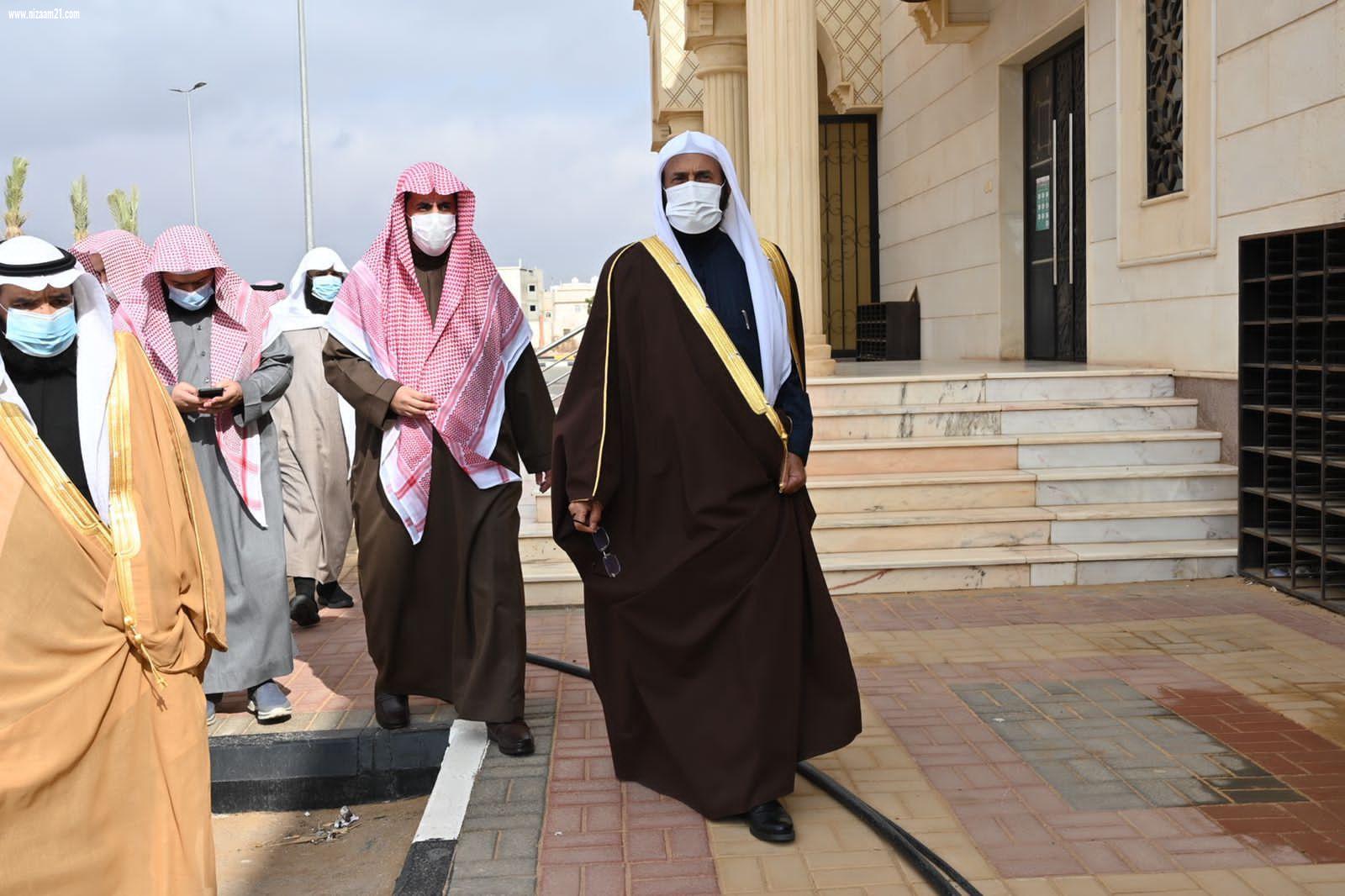 إلتقى منسوبي المساجد والمصلين ووجه بتنفيذ طلباتهم وشكرهم على ابداء ملاحظاتهم  وزير الشؤون الإسلامية يقف على احتياجات عدد من الجوامع بمدينة سكاكا 