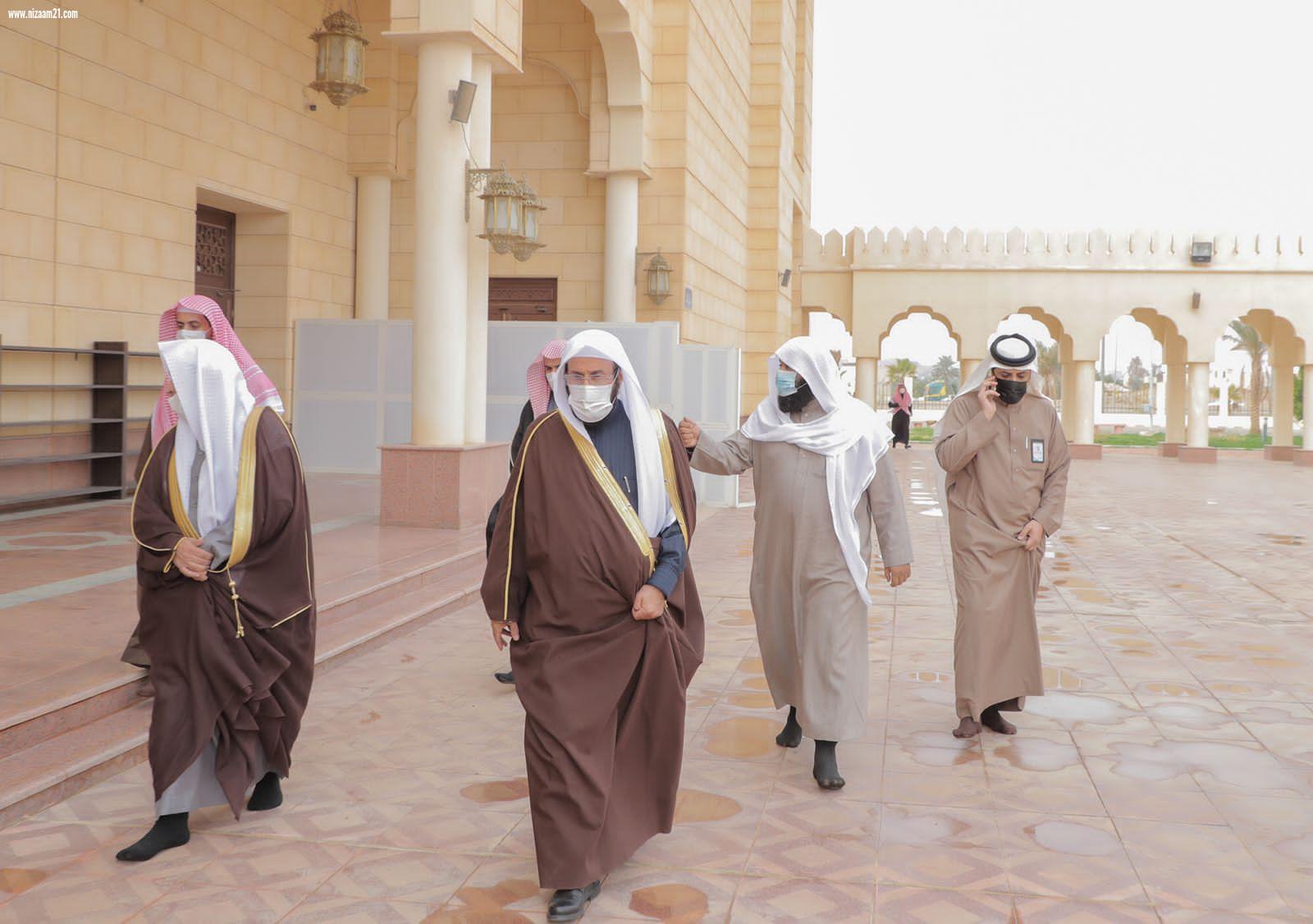 إلتقى منسوبي المساجد والمصلين ووجه بتنفيذ طلباتهم وشكرهم على ابداء ملاحظاتهم  وزير الشؤون الإسلامية يقف على احتياجات عدد من الجوامع بمدينة سكاكا 