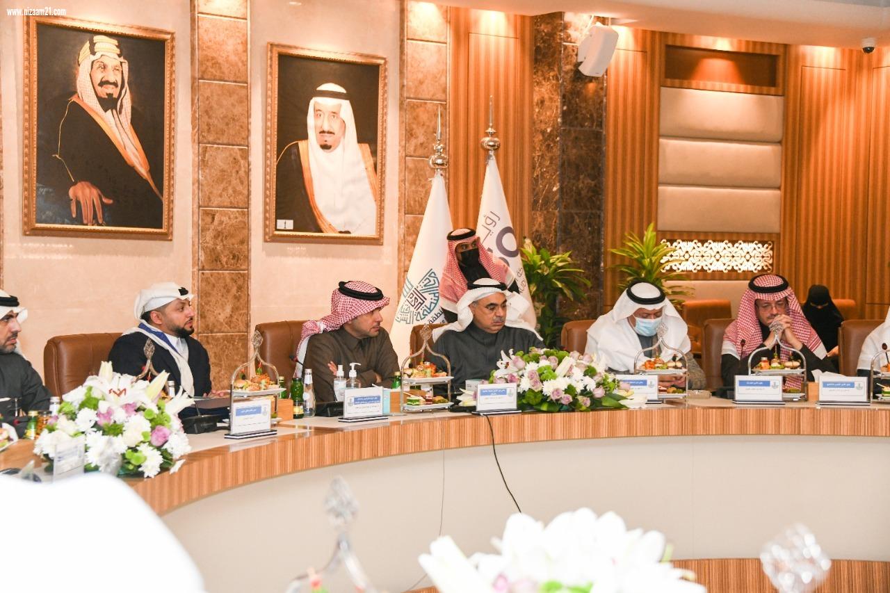 وزير الشؤون البلدية والقروية والاسكان وأمين الشرقية يناقشان خطط وأعمال الأمانة في تنفيذ استراتيجية التحول 