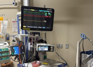 الزميلة الإعلامية منال سعيد القحطاني على السرير الأبيض بعد تبرع إنساني نبيل